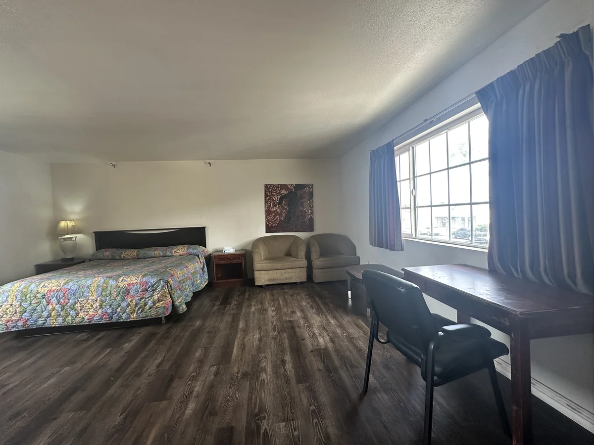 King Bed – Suite - Image 5