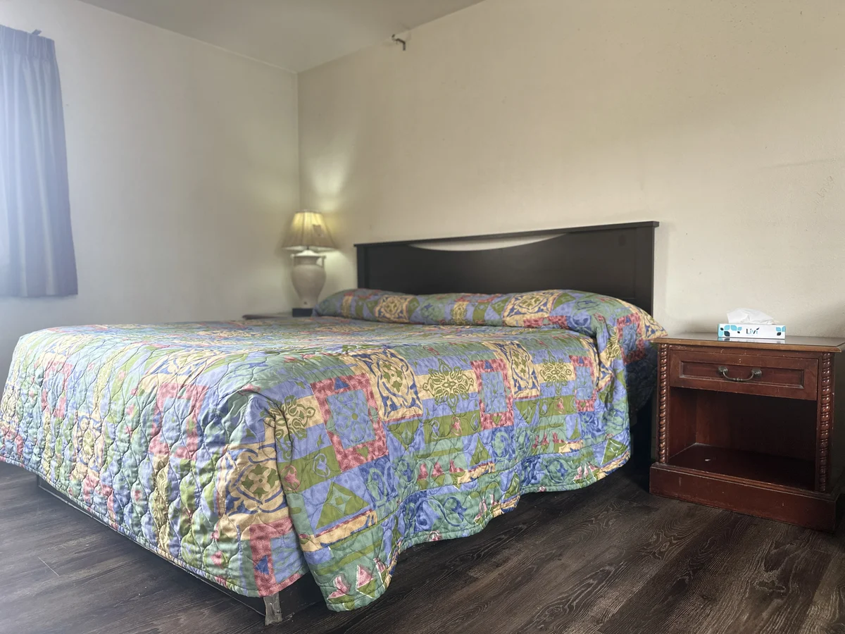 King Bed – Suite - Image 6